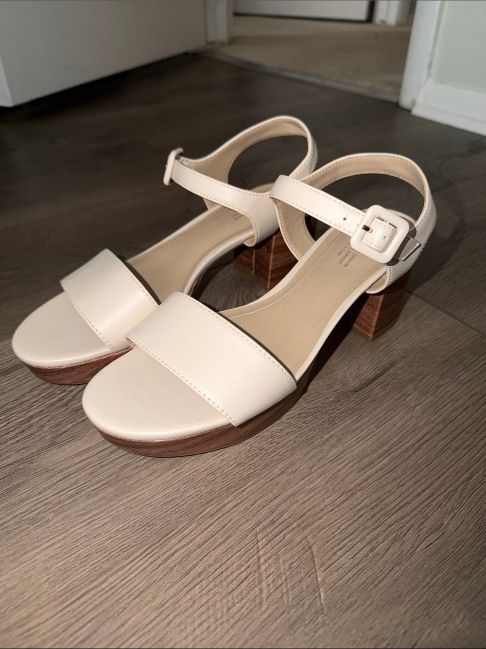Women’s LifeStride Rhythmn Platform Sandal, color Beige, never worn but no box - Picture 2 of 4